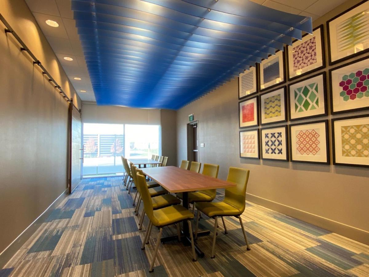 Holiday Inn Express & Suites - Aurora By Ihg Exteriér fotografie
