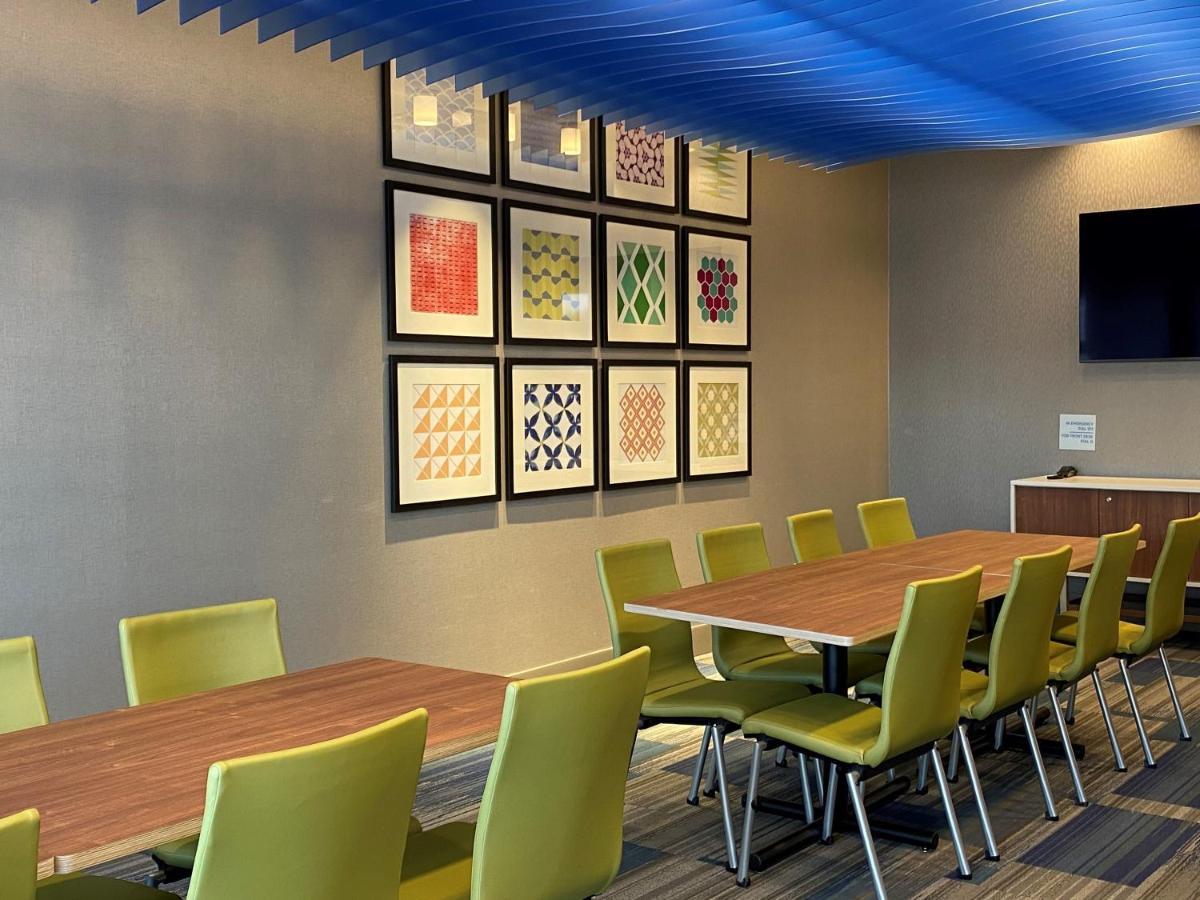 Holiday Inn Express & Suites - Aurora By Ihg Exteriér fotografie